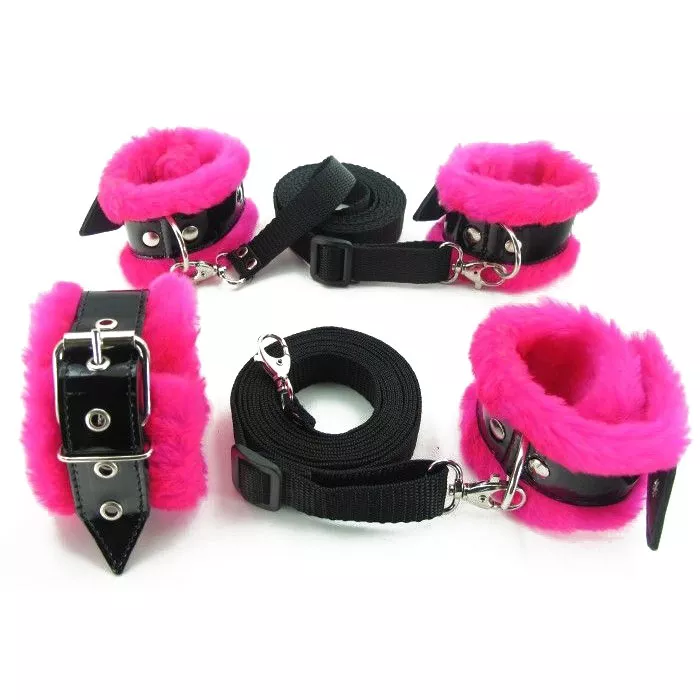 НАБОР ДЛЯ ПРИСТЕГИВАНИЯ К КРОВАТИ С РОЗОВЫМ МЕХОМ BDSM LIGHT. Вид 1.
