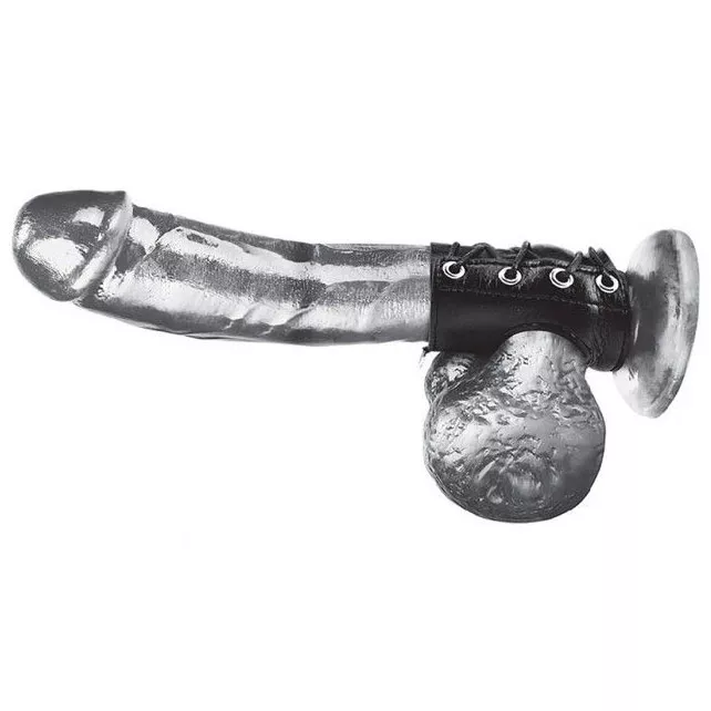 ЧЁРНАЯ УТЯЖКА НА ПЕНИС СО ШНУРОВКОЙ 100% PVC STRAP WITH METAL SNAP. Вид 2.