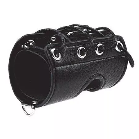 ЧЁРНАЯ УТЯЖКА НА ПЕНИС СО ШНУРОВКОЙ 100% PVC STRAP WITH METAL SNAP. Вид 1.