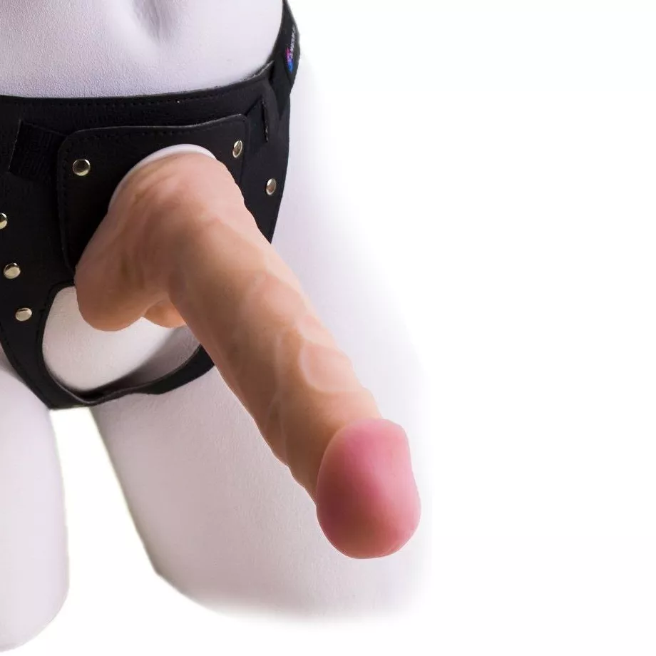 СТРАПОН HARNESS ИЗ ДВУХ ПРЕДМЕТОВ РЕГУЛИРУЕМЫЕ ТРУСИКИ И НАСАДКА-ФАЛЛОС 17,5 СМ. Вид 1.