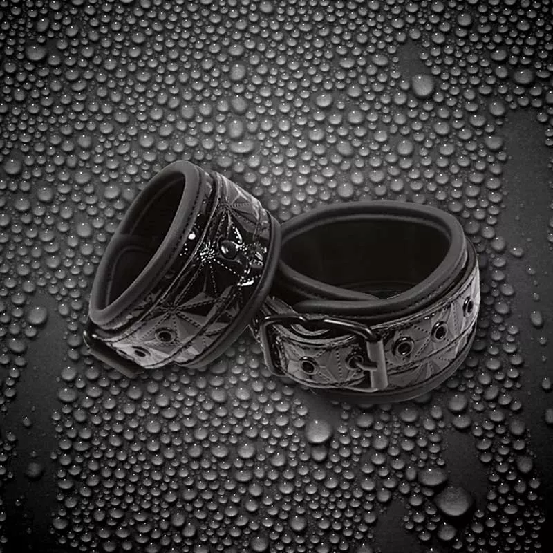 ЧЕРНЫЕ СОЕДИНЕННЫЕ ЦЕПЬЮ НАРУЧНИКИ SINFUL WRIST CUFFS. Вид 2.