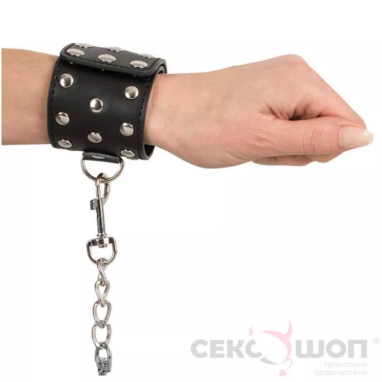 НАРУЧНИКИ ИЗ КОЖЗАМА BAD KITTY SHACKLE. Вид 4.