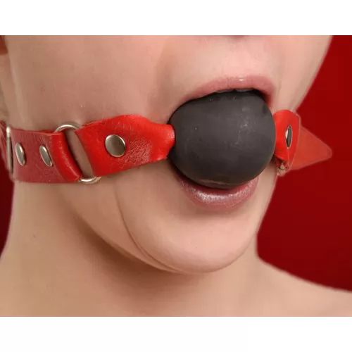 ЧЁРНЫЙ КЛЯП-ШАР С КРАСНЫМ РЕМЕШКОМ. Вид 2.