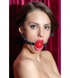 КРАСНЫЙ ПЛАСТИКОВЫЙ КЛЯП-ШАР НА ЧЁРНЫХ КОЖАНЫХ РЕМЕШКАХ. Вид 1.